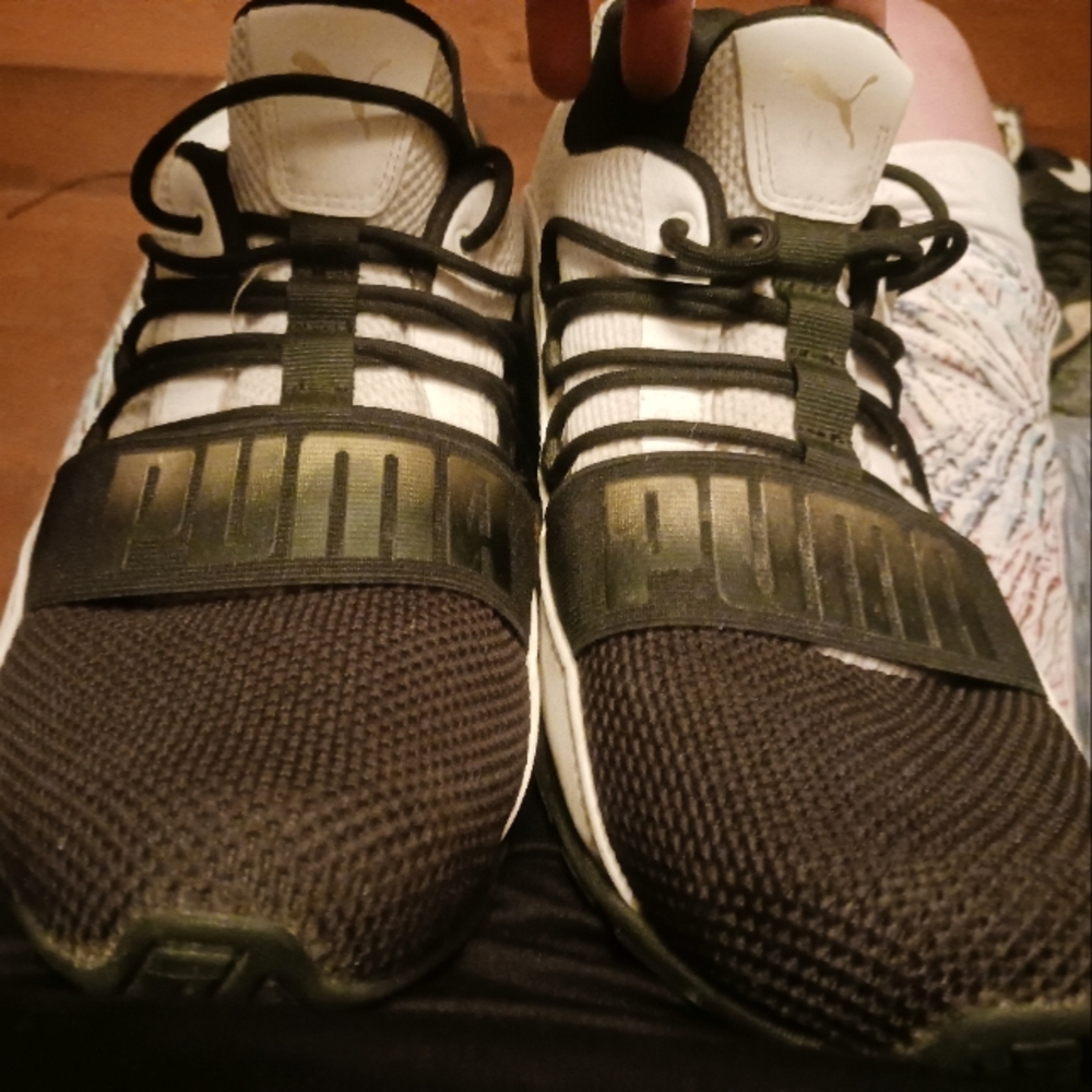 Men's Puma tennis shoes 9.5 worn handful of times!!